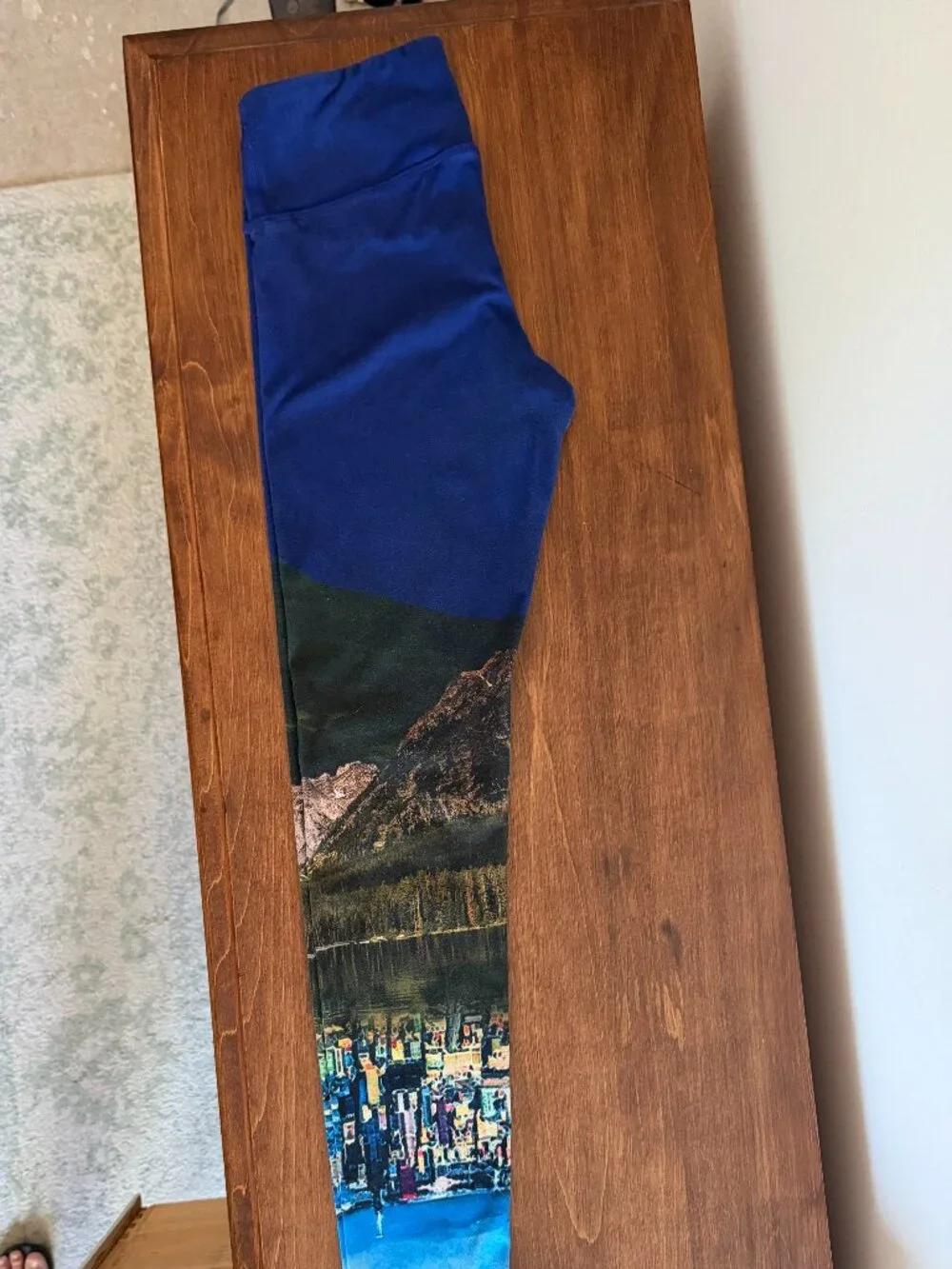 ALO Yoga Capri Leggings Size Medium Blue Mid High Rise Watercolor Full Length